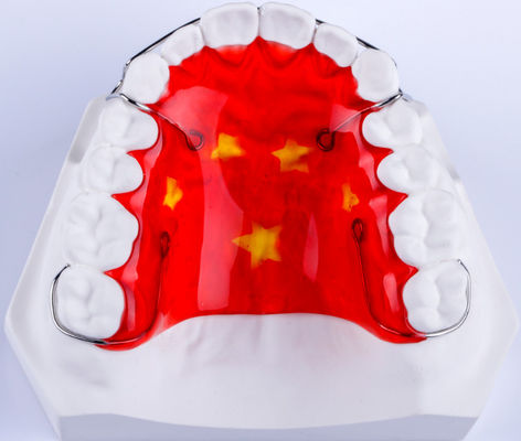 Kompatibel Removable Spring Hawley Retainer Setelah Invisalign